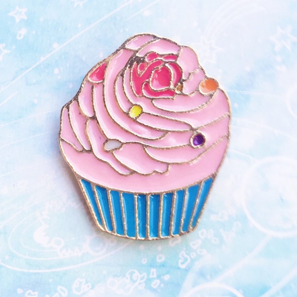 ✨ Pink Cupcake Pin ✨ - Picture 2 of 5